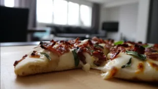 Фото рецепта: Пицца с беконом и моцареллой – рецепт с калорийностью