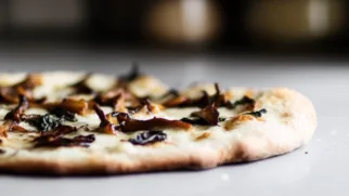 Фото рецепта: Пицца с шиитаке — рецепт с грибами шиитаке