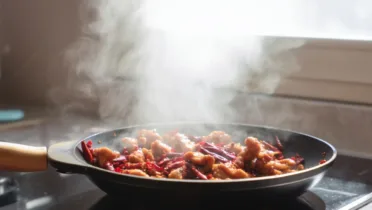 Фото рецепта Пикантный цыплёнок с чили с ярким ароматом специй