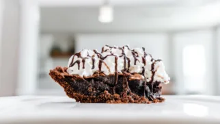 Фото рецепта: Пирог брауни с кремовой подачей