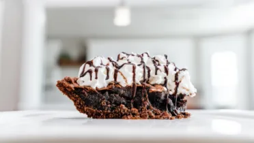 Фото блюда: Пирог брауни с кремовой подачей