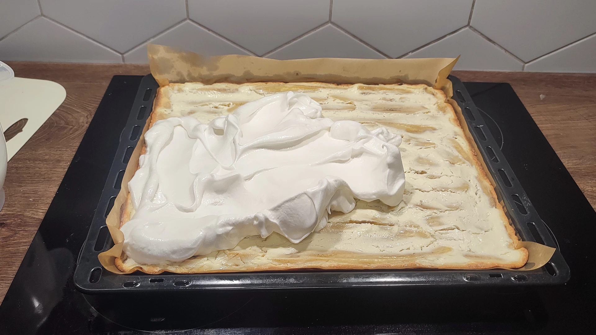 Банановый пирог после первой выпечки без белков