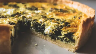 Фото рецепта: Пирог с козьим сыром и шпинатом с насыщенной начинкой