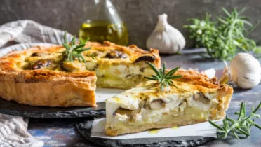 Фото рецепта Пирог с трюфельным маслом: ароматная выпечка с грибами и сливочной начинкой