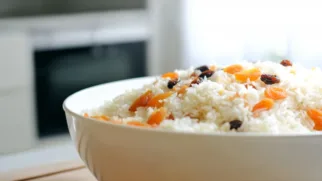 Фото рецепта: Сладкий плов с изюмом и морковью для уютного семейного стола