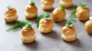 Фото рецепта: Профитроли с сырной начинкой для фуршета как сделать воздушные и не раскисающие