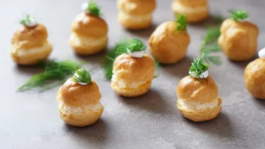 Фото блюда: Профитроли с сырной начинкой для фуршета как сделать воздушные и не раскисающие