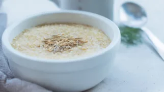 Фото рецепта: Пшённая каша с семенами укропа: сливочная, ароматная и очень уютная