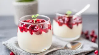 Фото рецепта: Пудинг с брусникой — кремовый десерт с кислой ягодной ноткой