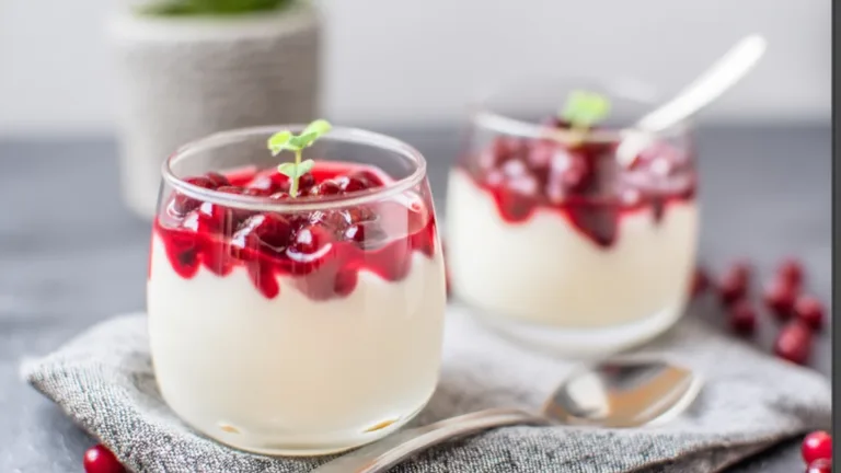 Фото блюда: Пудинг с брусникой — кремовый десерт с кислой ягодной ноткой