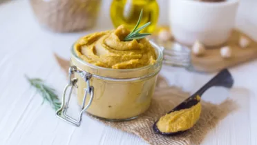 Фото рецепта Пюре из нута с пажитником: нежная намазка с ореховым ароматом