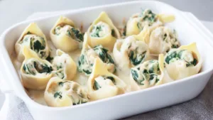 Фото блюда: Ракушки с курицей и шпинатом под сливочным сыром