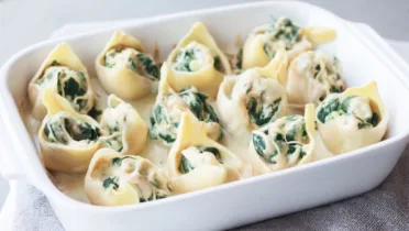 Фото рецепта Ракушки с курицей и шпинатом под сливочным сыром