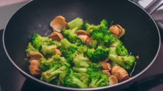 Фото рецепта: Рапаны с брокколи и чесноком на сковороде за 20 минут: ярко, сочно, без лишних хлопот