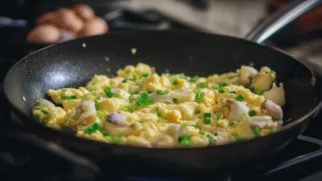 Фото рецепта: Рапаны с яйцом и зеленым луком на сковороде для сытного завтрака