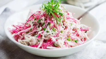 Фото рецепта Салат из редьки с тунцом: свежий хруст и нежная кремовая заправка