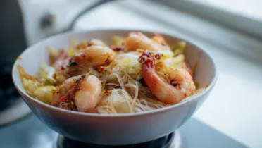 Фото рецепта Рисовая лапша с креветками и китайской капустой в чесночном чили масле