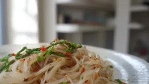 Фото блюда: Вкусная и ароматная рисовая лапша с чесночными стрелками