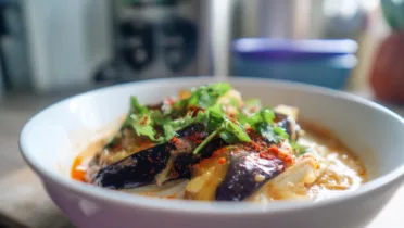 Фото рецепта Рисовая лапша том ям с баклажаном