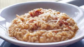 Фото рецепта: Томатное ризотто с пармезаном: кремовая Италия на вашей кухне