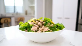 Фото рецепта: Салат романо с тунцом и каперсами: свежий хруст и средиземноморская нотка