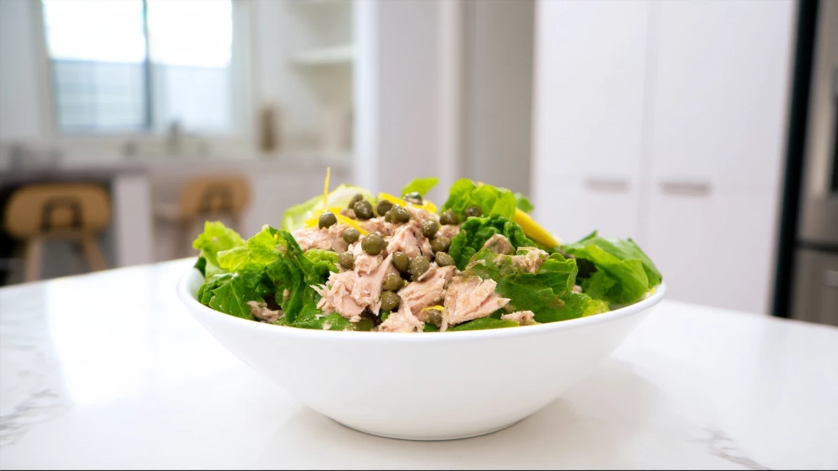 Фото блюда: Салат романо с тунцом и каперсами: свежий хруст и средиземноморская нотка