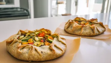 Фото блюда: Ржаные галеты с овощами: хрустящее тесто и сочная начинка