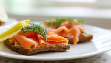 Фото блюда: Ржаные тосты с копченым лососем