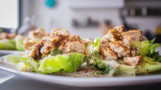 Фото рецепта: Салат романо с гриль-цыпленком и чесноком