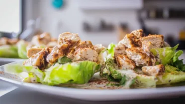 Фото блюда: Салат романо с гриль-цыпленком и чесноком