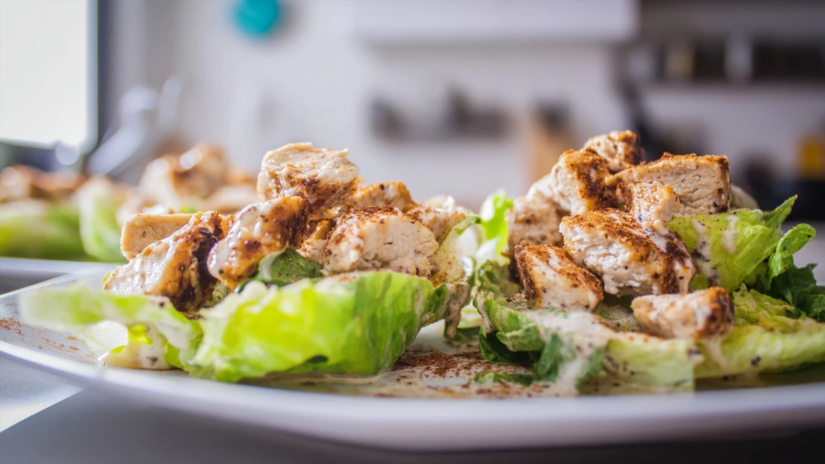 Фото блюда: Салат романо с гриль-цыпленком и чесноком