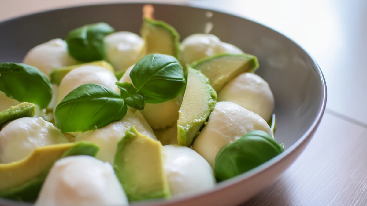 Фото блюда: Салат с авокадо и моцареллой как ресторанный, готовится за 10 минут