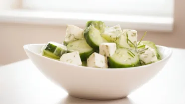 Фото блюда: Салат с филадельфией и огурцом за 10 минут: свежесть и сливочная нежность