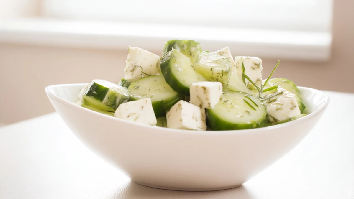 Фото блюда: Салат с филадельфией и огурцом за 10 минут: свежесть и сливочная нежность