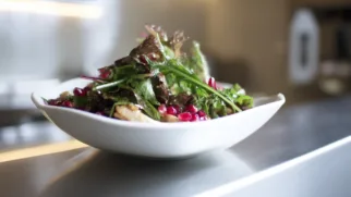 Фото рецепта: Салат с курицей и гранатовым уксусом: сочный, свежий, с кисло сладкой заправкой