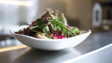 Фото рецепта Салат с курицей и гранатовым уксусом: сочный, свежий, с кисло сладкой заправкой