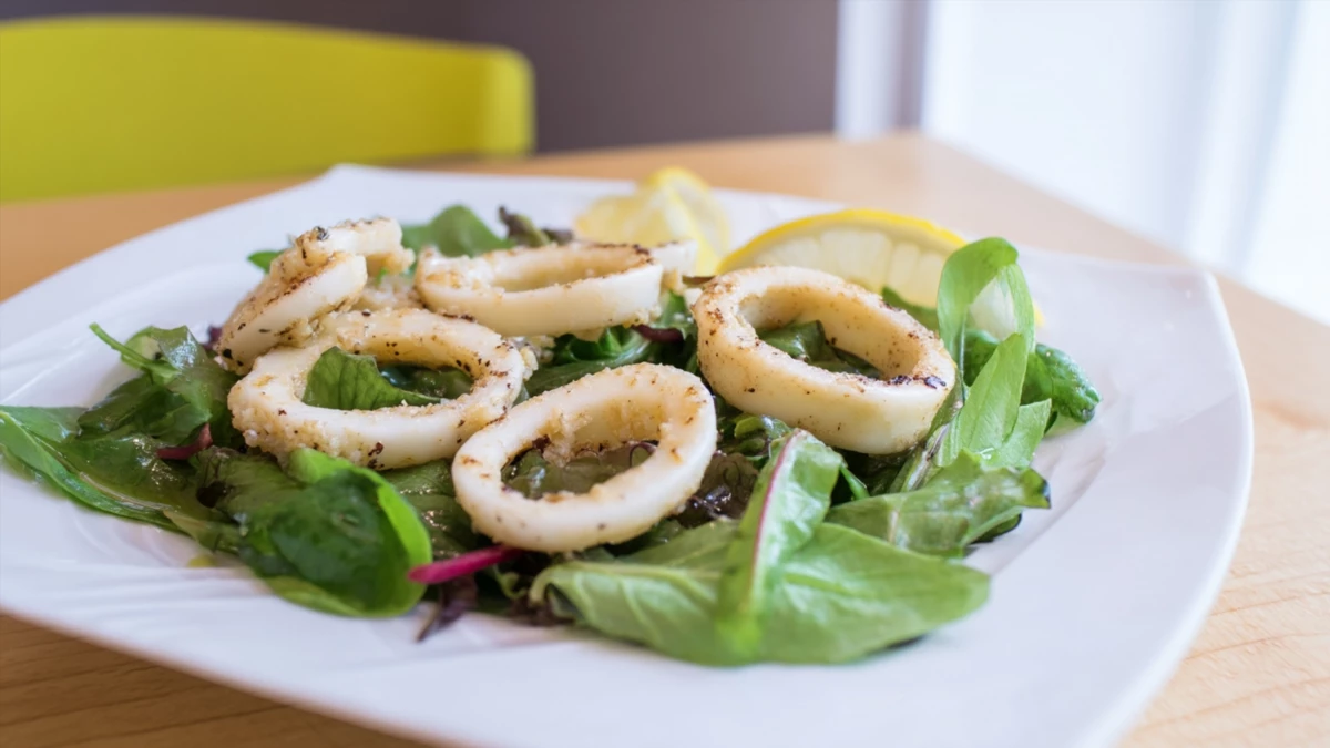 Фото блюда: Салат с кальмаром и листьями салата с лимонно чесночной заправкой