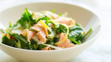 Фото рецепта Салат с копченым лососем и листьями салата с лимонной заправкой