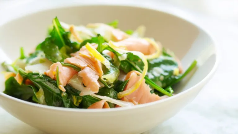 Фото блюда: Салат с копченым лососем и листьями салата с лимонной заправкой