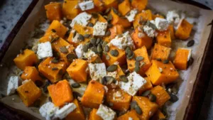 Фото блюда: Салат с печеной тыквой и фетой — яркие осенние вкусы