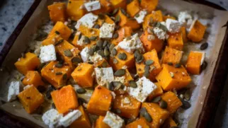 Фото рецепта: Салат с печеной тыквой и фетой — яркие осенние вкусы