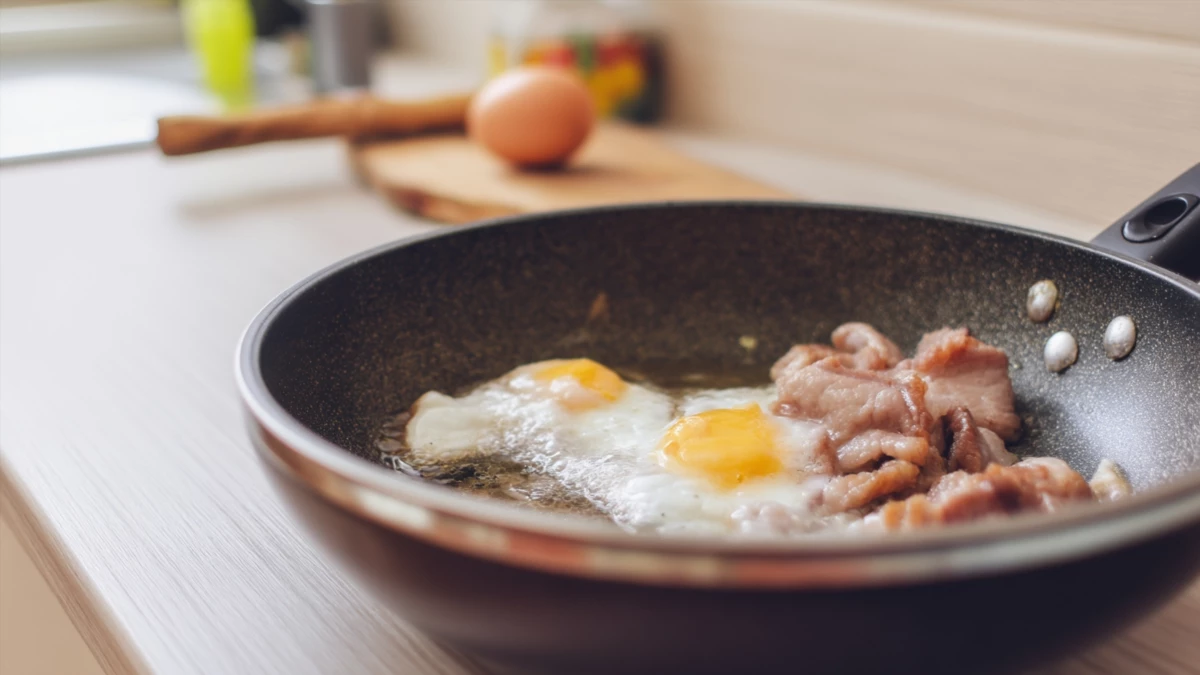 Фото блюда: Сало с яйцом на сковороде: хрустящие шкварки и нежный желток