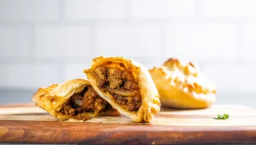 Фото блюда: Самса узбекская с мясом – Сочный и ароматный пирожок с мясом и луком