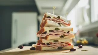 Фото рецепта: Сытный сэндвич с индейкой и оливками для быстрого обеда