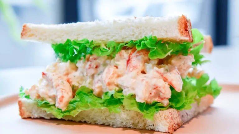Фото блюда: Сэндвич с раковыми шейками и лимонным майо: нежный морской перекус за 10 минут