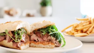 Фото рецепта: Сэндвич с ростбифом и наршарабом: сочный мясной перекус за 15 минут