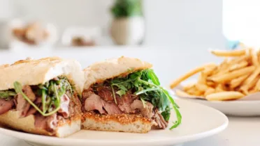 Фото рецепта Сэндвич с ростбифом и наршарабом: сочный мясной перекус за 15 минут