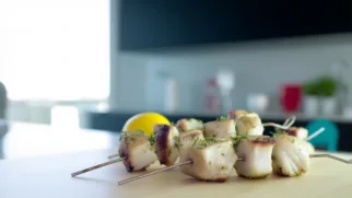 Фото рецепта: Шашлычки из зубатки с лимонно-сливочной маринадой