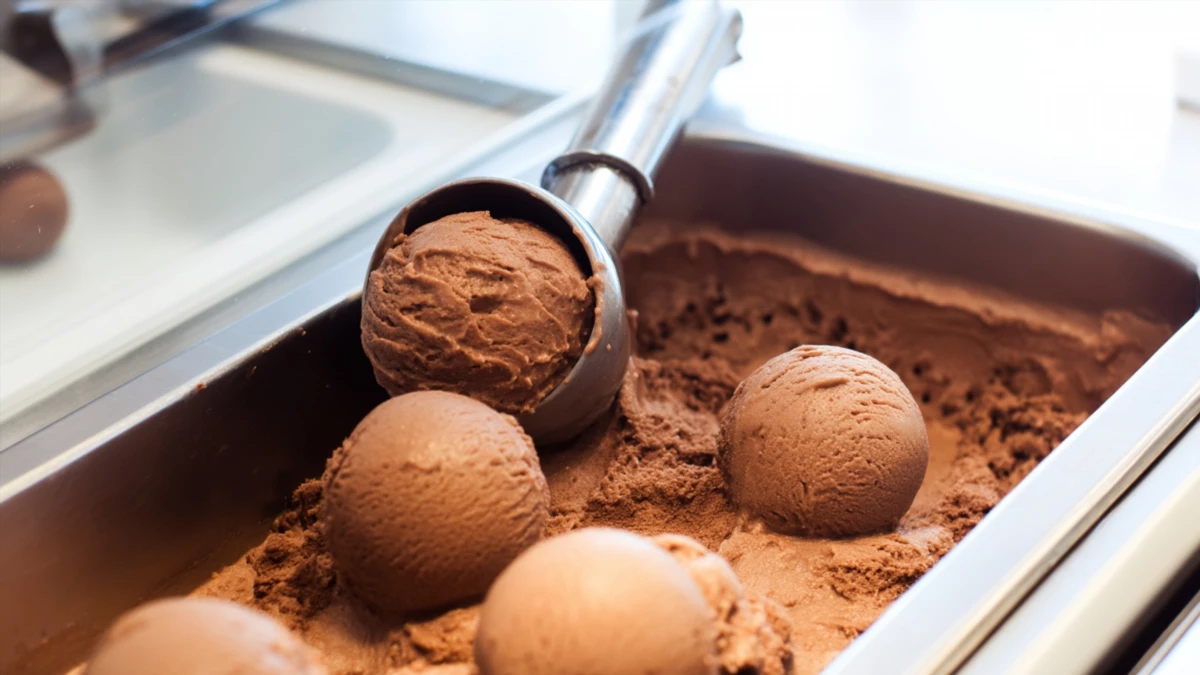 Фото блюда: Шоколадное мороженое из какао-порошка как в джелатерии: густое, сливочное, без льда