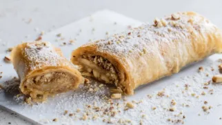 Фото рецепта: Хрустящий штрудель с халвой и орехами: сладкая начинка без лишней возни